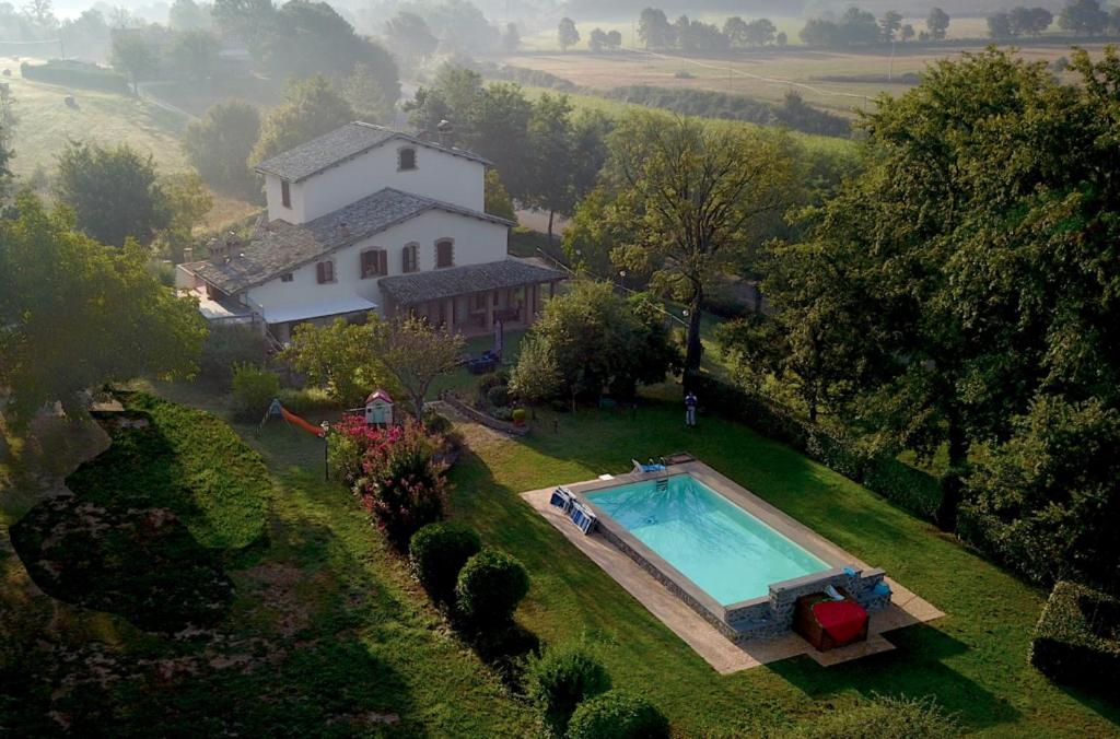 eine Luftansicht eines Hauses mit Pool in der Unterkunft I Poggetti in Castel Giorgio