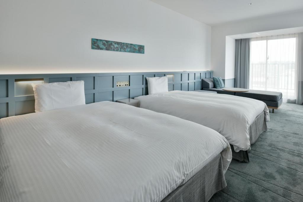 Postel nebo postele na pokoji v ubytování Lequ Okinawa Chatan Spa ＆ Resort
