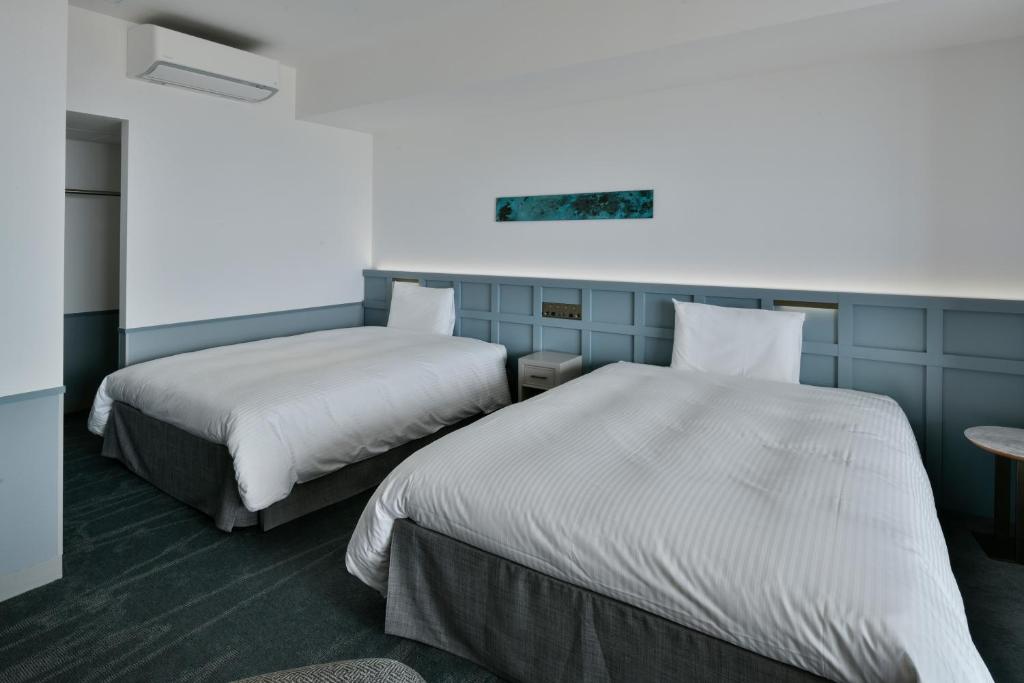 Postel nebo postele na pokoji v ubytování Lequ Okinawa Chatan Spa ＆ Resort