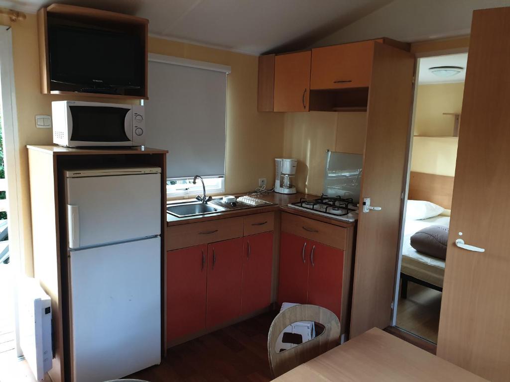 Kuchyň nebo kuchyňský kout v ubytování Camping le Moulin du Roy