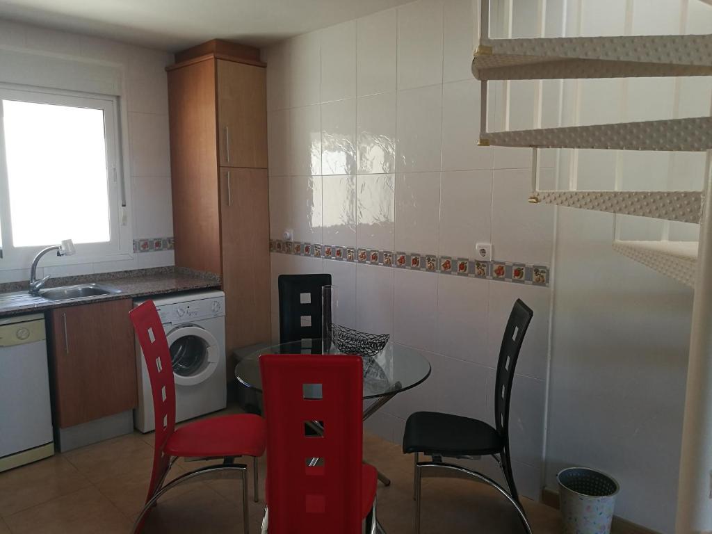Kuchyň nebo kuchyňský kout v ubytování Apartamento con piscina y terraza con vista al mar