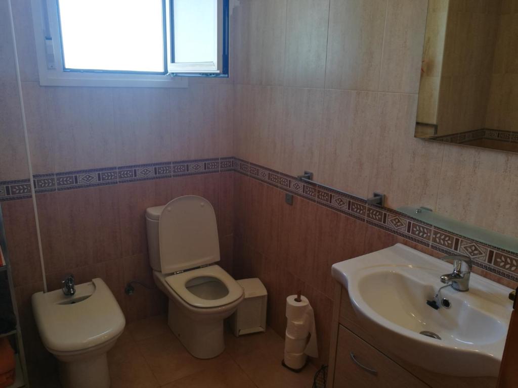 Koupelna v ubytování Apartamento con piscina y terraza con vista al mar