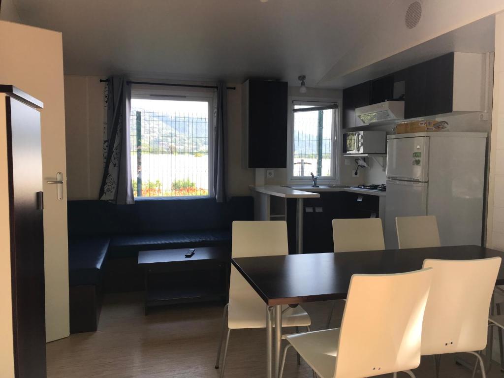 Kuchyň nebo kuchyňský kout v ubytování Camping Castell D'aro