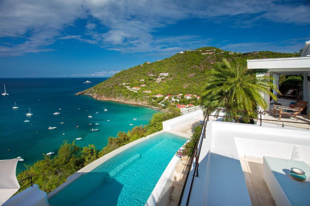 vistas al océano desde el balcón de una villa en Dream Villa Corossol 816, en Gustavia