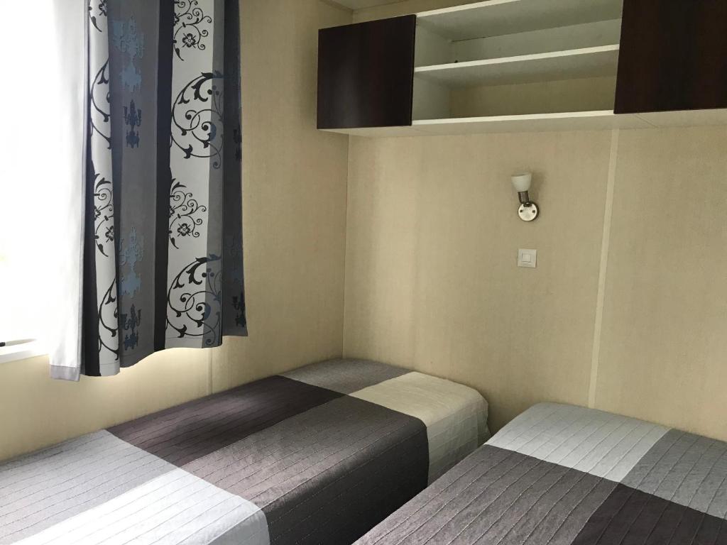 Postel nebo postele na pokoji v ubytování Camping Castell D'aro