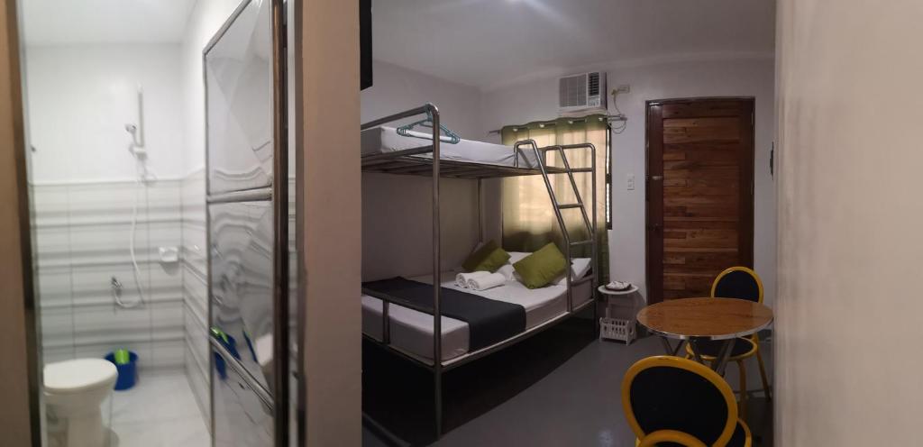 Postel nebo postele na pokoji v ubytování Rain Haven Lodging House
