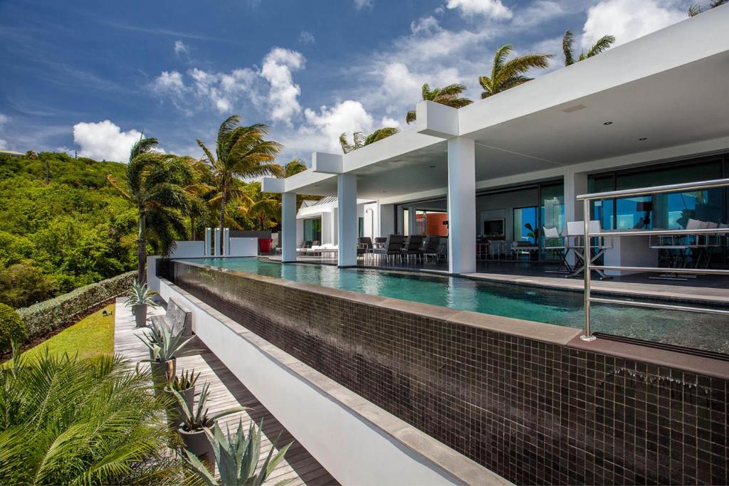 una vista exterior de una casa con piscina en Dream Villa Lurin 829, en Gustavia