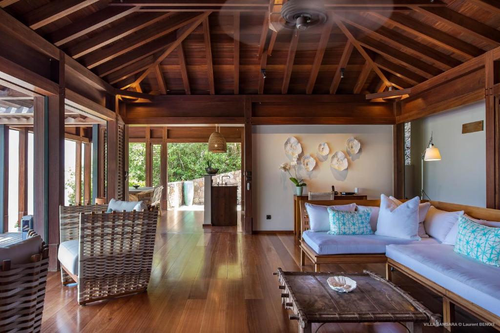 sala de estar con sofá azul y mesa en Dream Villa Pointe Milou 857, en Saint Barthelemy