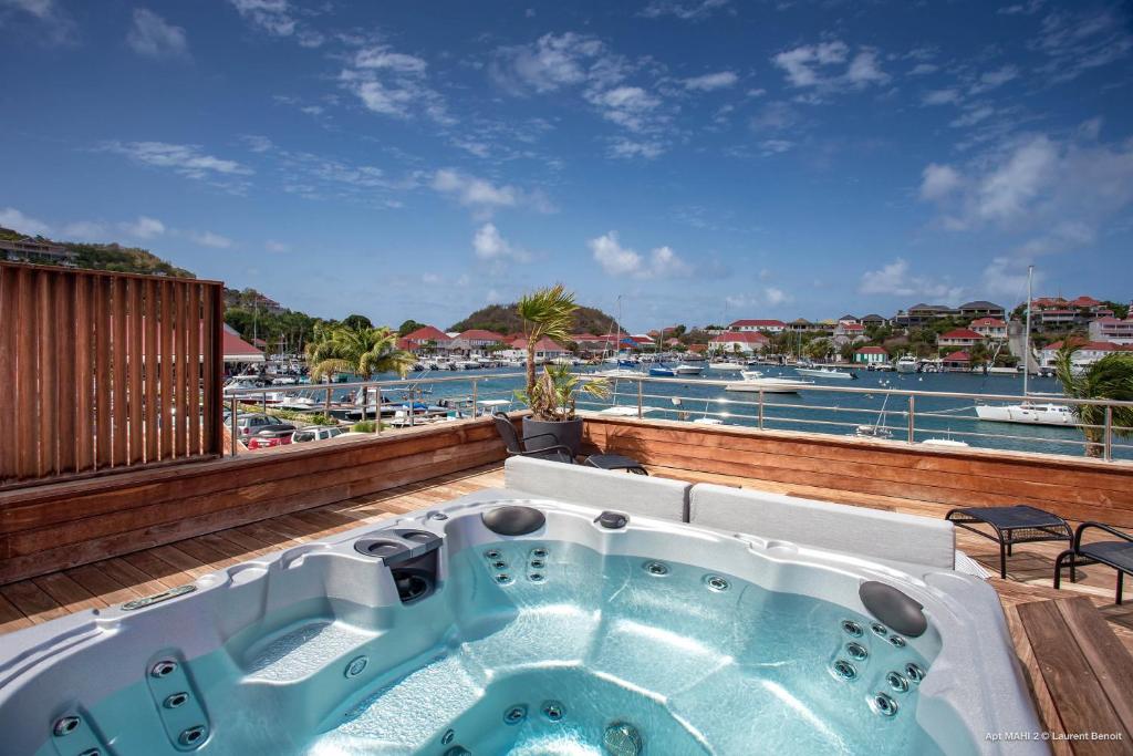 bañera de hidromasaje en una terraza con vistas al agua en Dream Villa Gustavia 849, en Gustavia