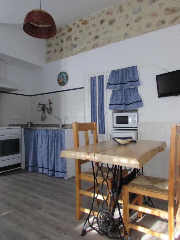 Una cocina o zona de cocina en Apartamentos Rurales Fuente de Marzo