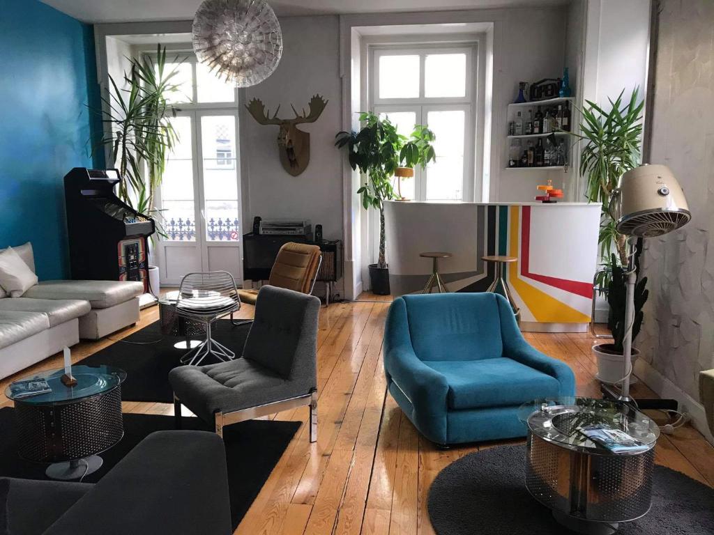 sala de estar con sofá y sillas en Lisbon Lounge Hostel en Lisboa