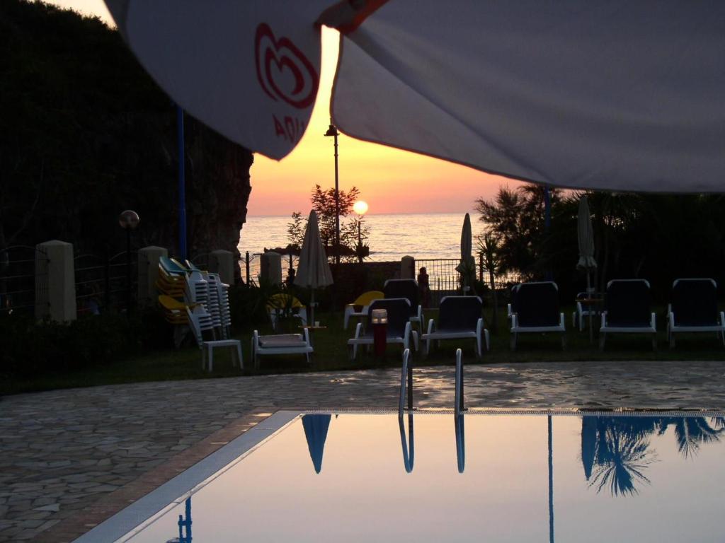 Východ nebo západ slunce při pohledu z hotelu nebo okolí
