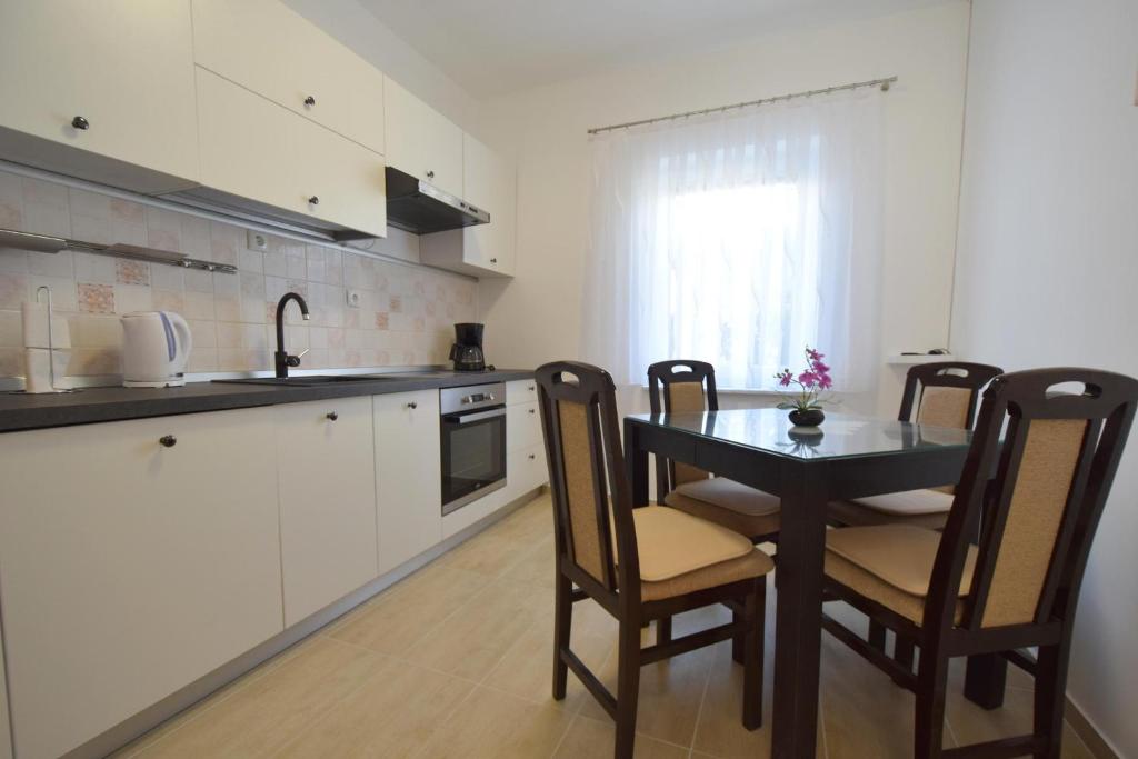Kuchyň nebo kuchyňský kout v ubytování Apartments Buturajac