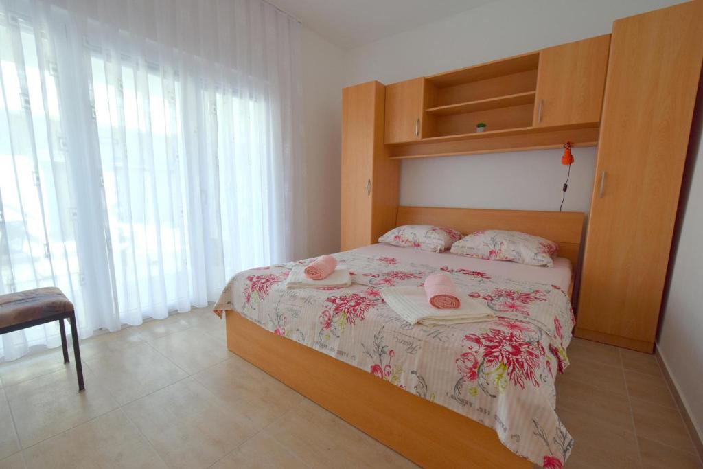 Postel nebo postele na pokoji v ubytování Apartments Buturajac