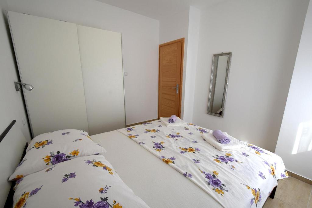 Postel nebo postele na pokoji v ubytování Apartments Buturajac