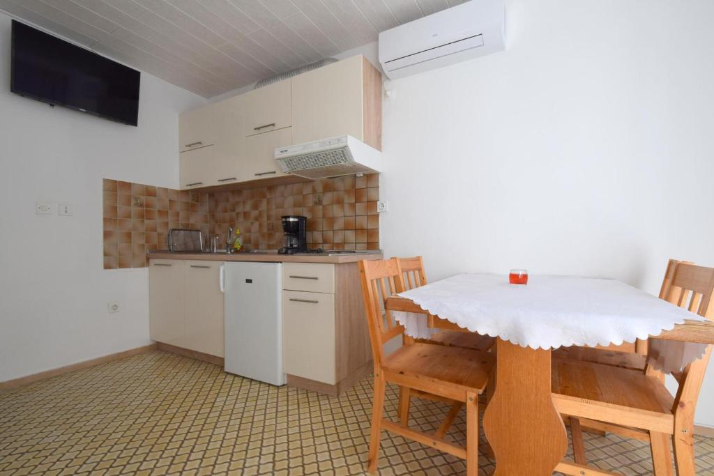 Kuchyň nebo kuchyňský kout v ubytování Apartments Buturajac