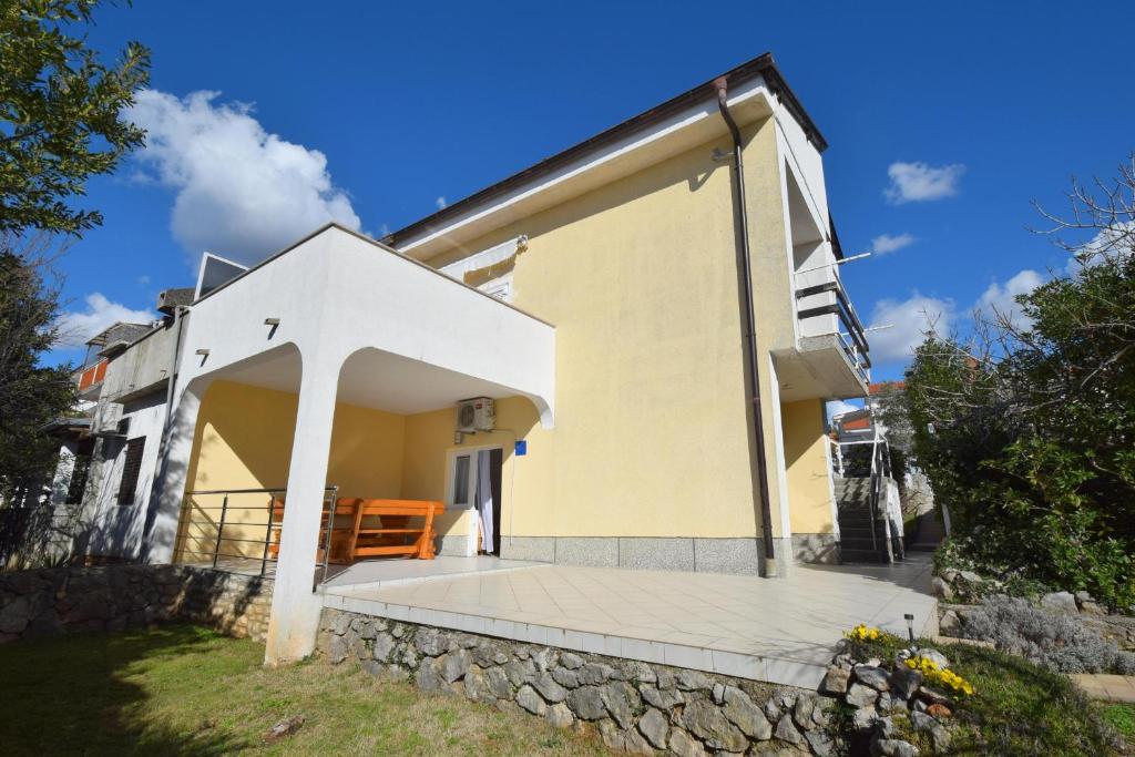 duży biały dom z dużym patio w obiekcie Apartments Buturajac w Krku