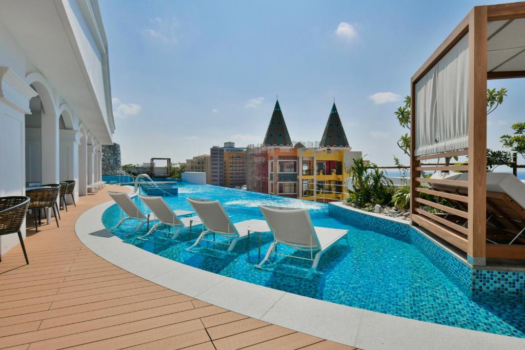 北谷町的住宿－Lequ Okinawa Chatan Spa ＆ Resort，建筑物屋顶上的游泳池