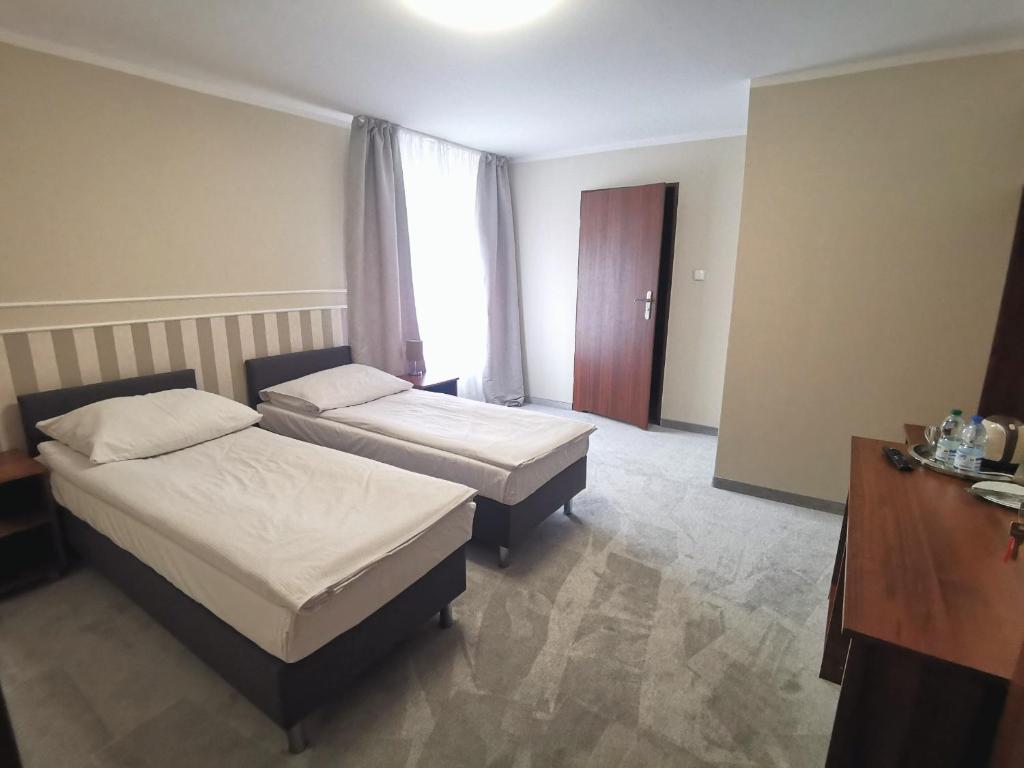 pokój hotelowy z dwoma łóżkami i oknem w obiekcie Pokoje gościnne Rubin w Zielonej Górze
