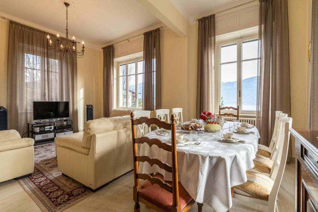 Televízia a/alebo spoločenská miestnosť v ubytovaní Villa Caterina