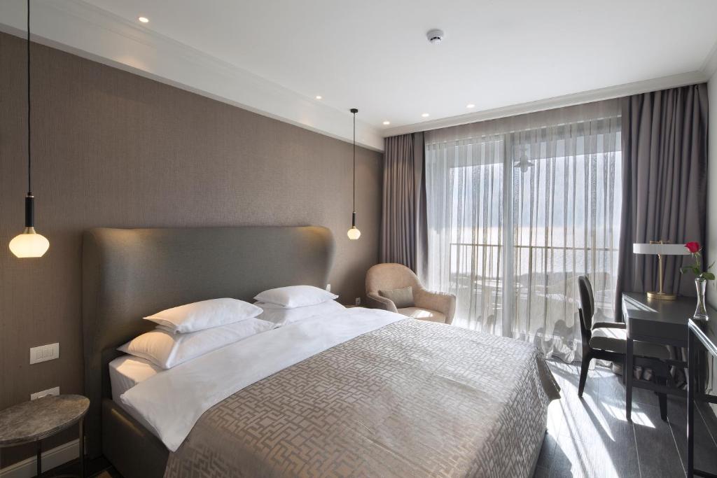 Vivid Blue Serenity Resort - 19