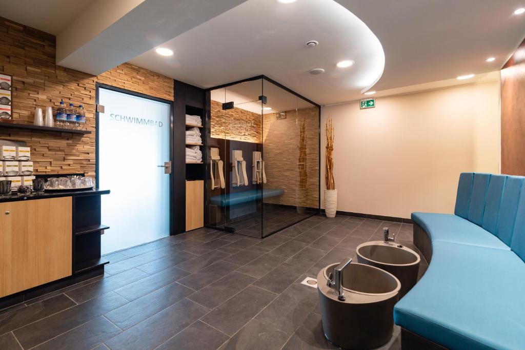 a salon with two sinks in a room at Hotel & Gasthof Richard Held in Regensburg