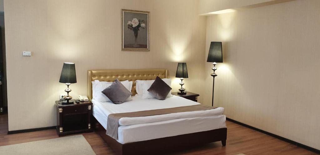 En eller flere senger på et rom på REIKARTZ PARK ASTANA ex-Royal Park Hotel & SPA