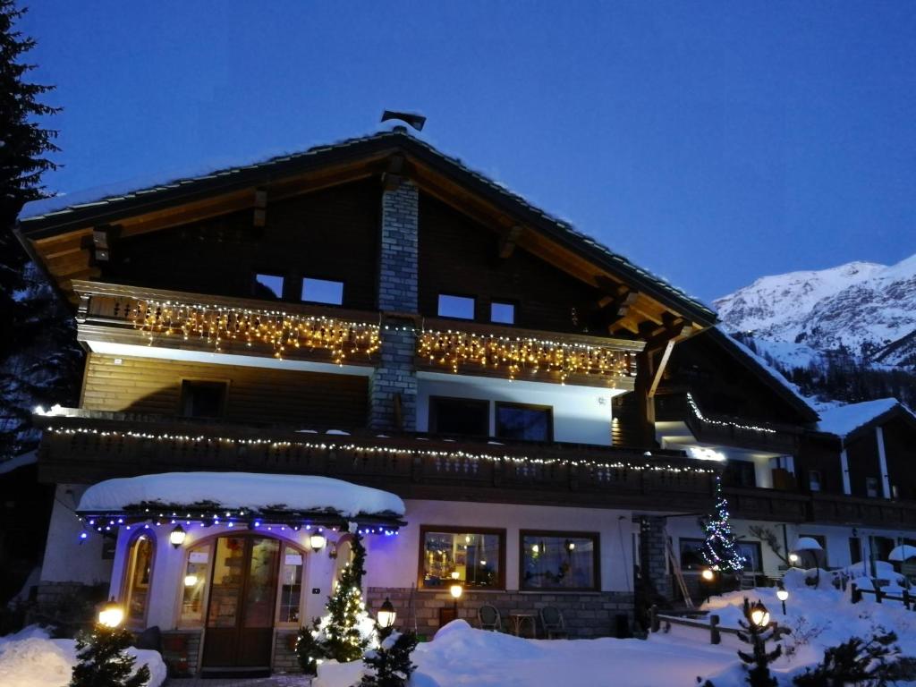 Nespecifikovaný výhled na hory nebo výhled na hory při pohledu z hotelu