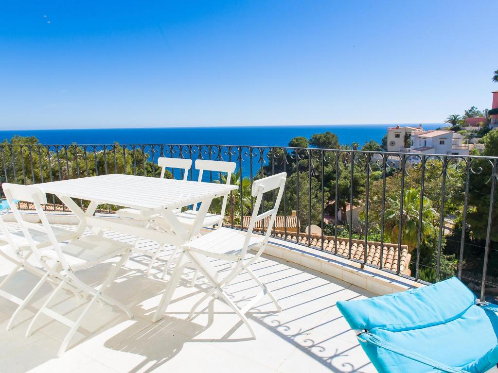 Balcon del MarにあるHoliday Home Vista Halcon-2 by Interhomeの白いテーブルと椅子、海を望むバルコニー