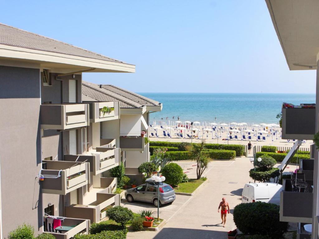 una vista sulla spiaggia dal balcone di un edificio di Apartment Green Marine- Palme- Ismare-1 by Interhome a Silvi Marina