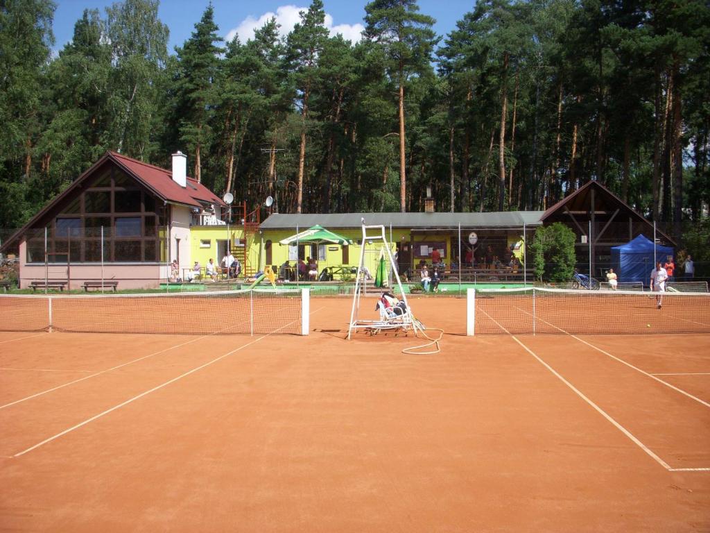 Tenis a/nebo squash v ubytování Rezidence Fami Deluxe Design nebo okolí