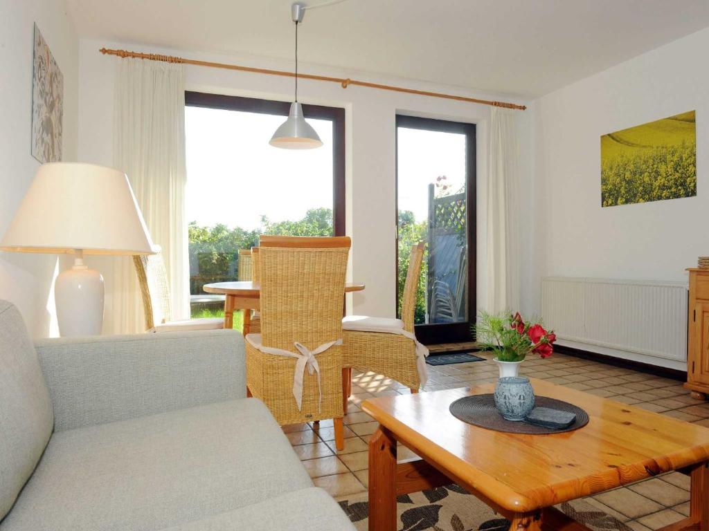 ein Wohnzimmer mit einem Sofa und einem Tisch in der Unterkunft La Casa Ferienwohnung Möwe in Steinberg