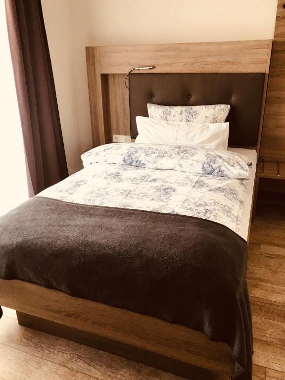 Postel nebo postele na pokoji v ubytování Hotel Langhans