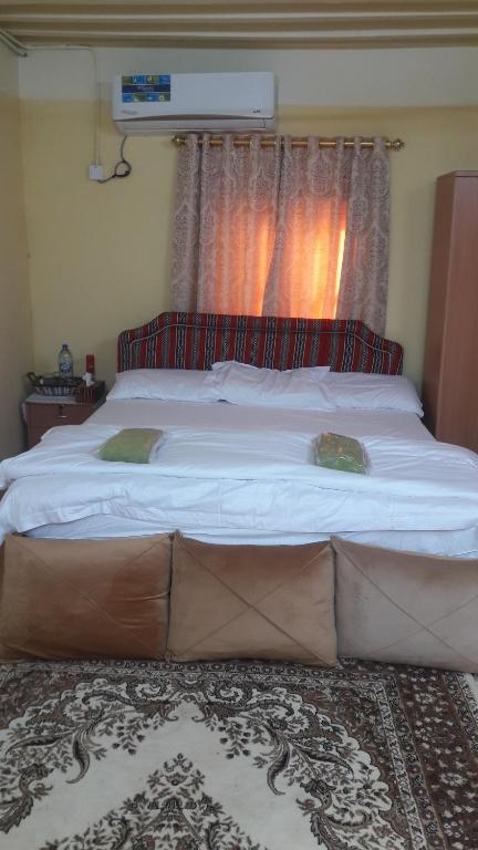 Postel nebo postele na pokoji v ubytování Sehma Guest House بيت السحمه للضيافه