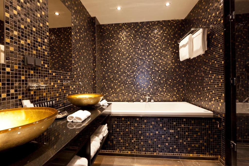 La salle de bains est pourvue d'une baignoire, d'un lavabo et d'un bol. dans l'établissement 't Goude Hooft, à La Haye