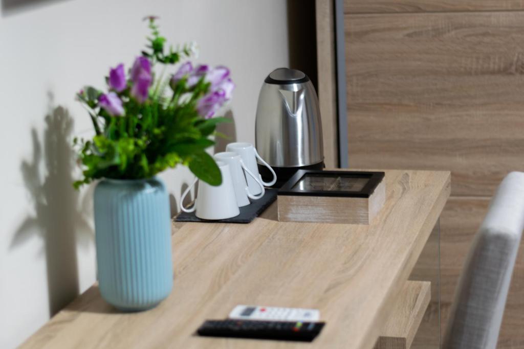 Příslušenství pro přípravu čaje a kávy v ubytování Apollo Bed & Breakfast