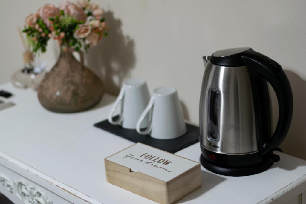 Příslušenství pro přípravu čaje a kávy v ubytování Apollo Bed & Breakfast