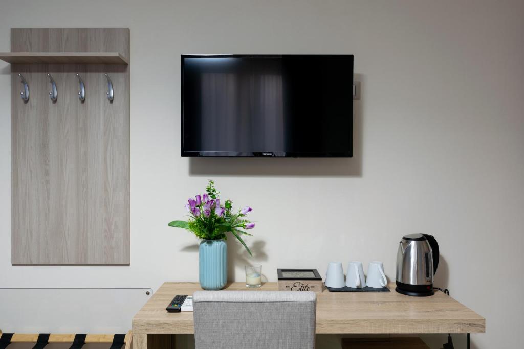 TV a/nebo společenská místnost v ubytování Apollo Bed & Breakfast