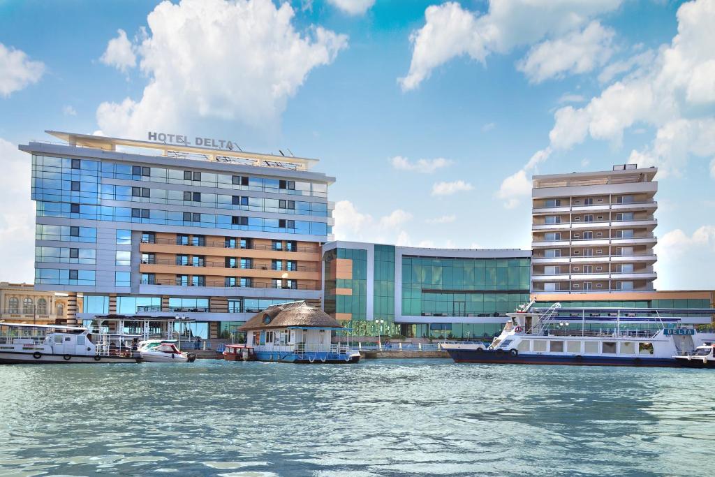 トゥルチャにあるHotel Delta 4の水上のボートを利用したホテルの景色を望めます。