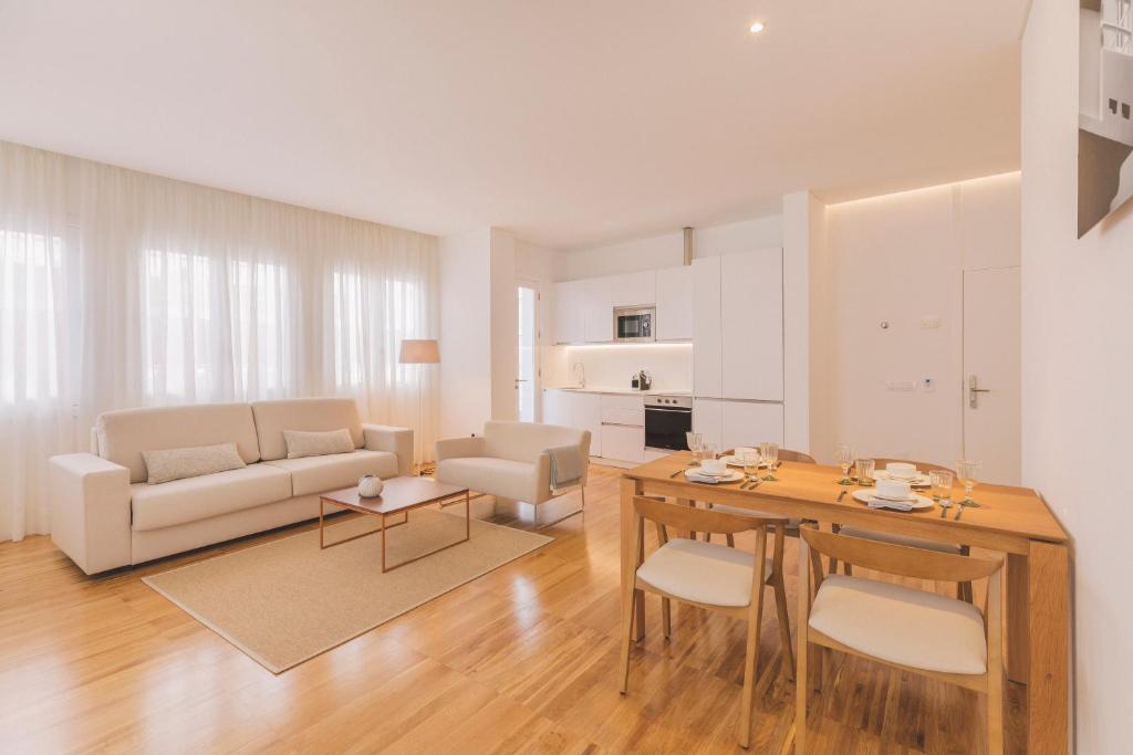 a kitchen and living room with a table and chairs at Taoyo Suites in Las Palmas de Gran Canaria
