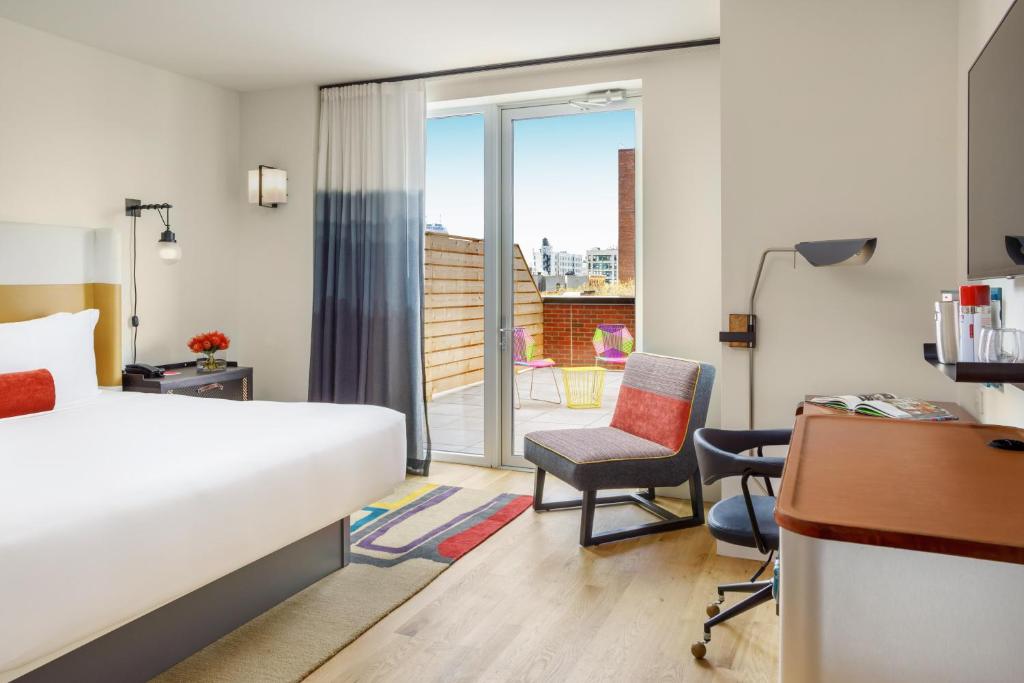 Hotel Indigo Lower East Side New York by IHG - King Bed Premium City View Balcony