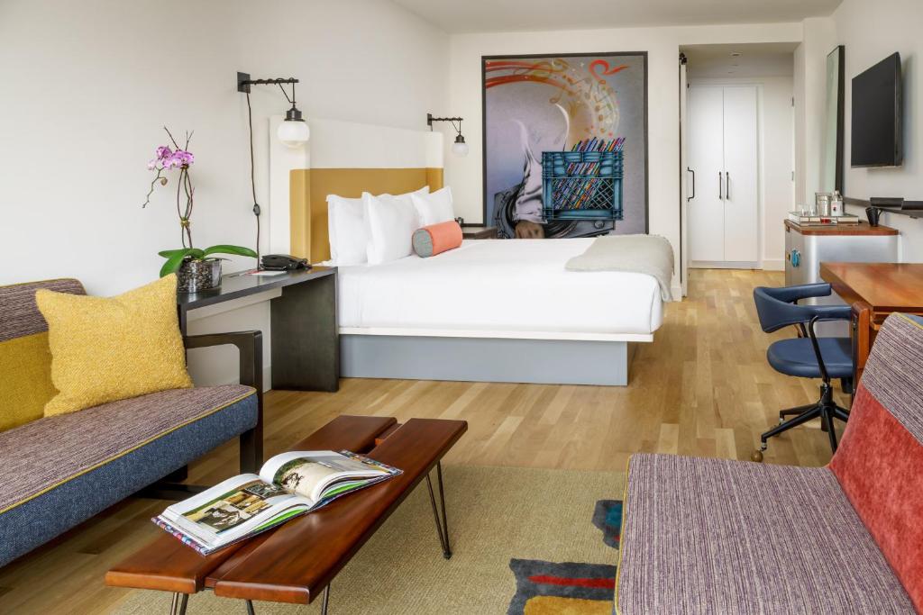 Hotel Indigo Lower East Side New York by IHG - Premium King Room With City View