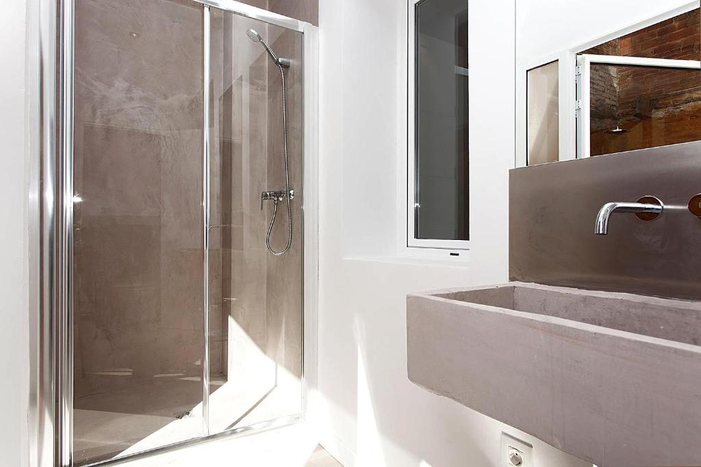 Kúpeľňa v ubytovaní MA22 · MA22 - Apartment in Sants communal terrace