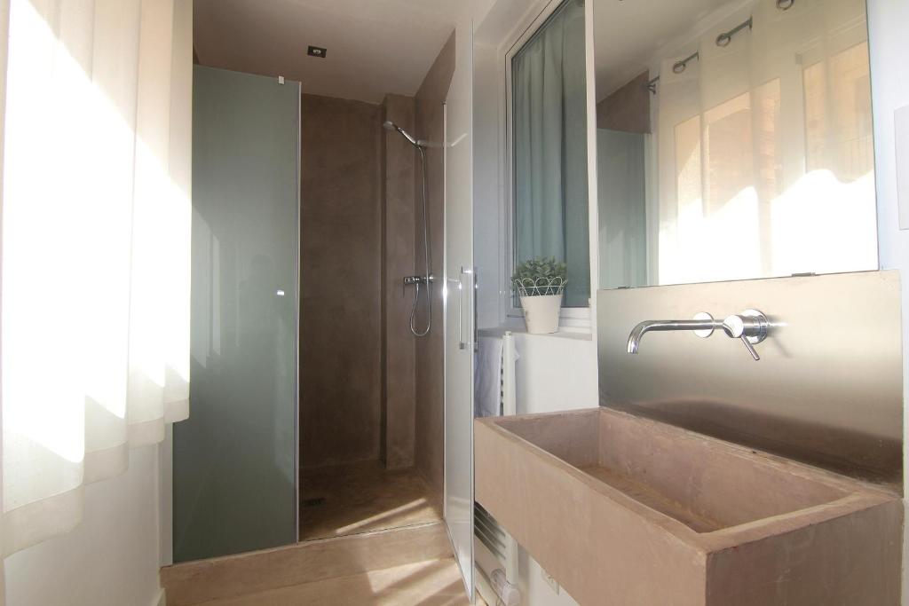 Kúpeľňa v ubytovaní MA22 · MA22 - Apartment in Sants communal terrace