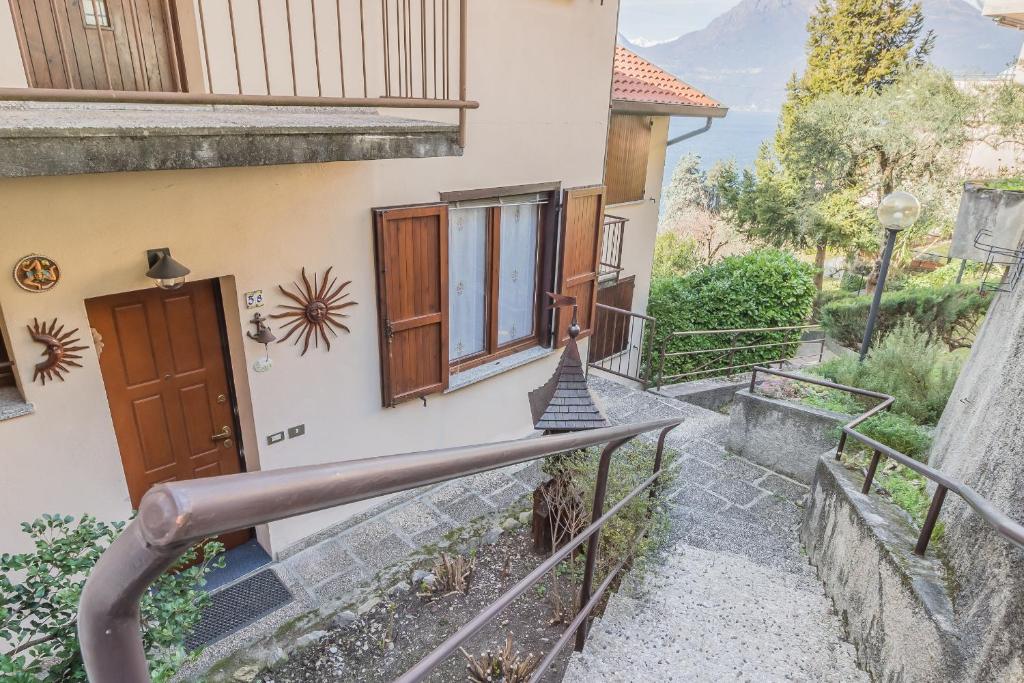 A balcony or terrace at Patrizia's House Varenna