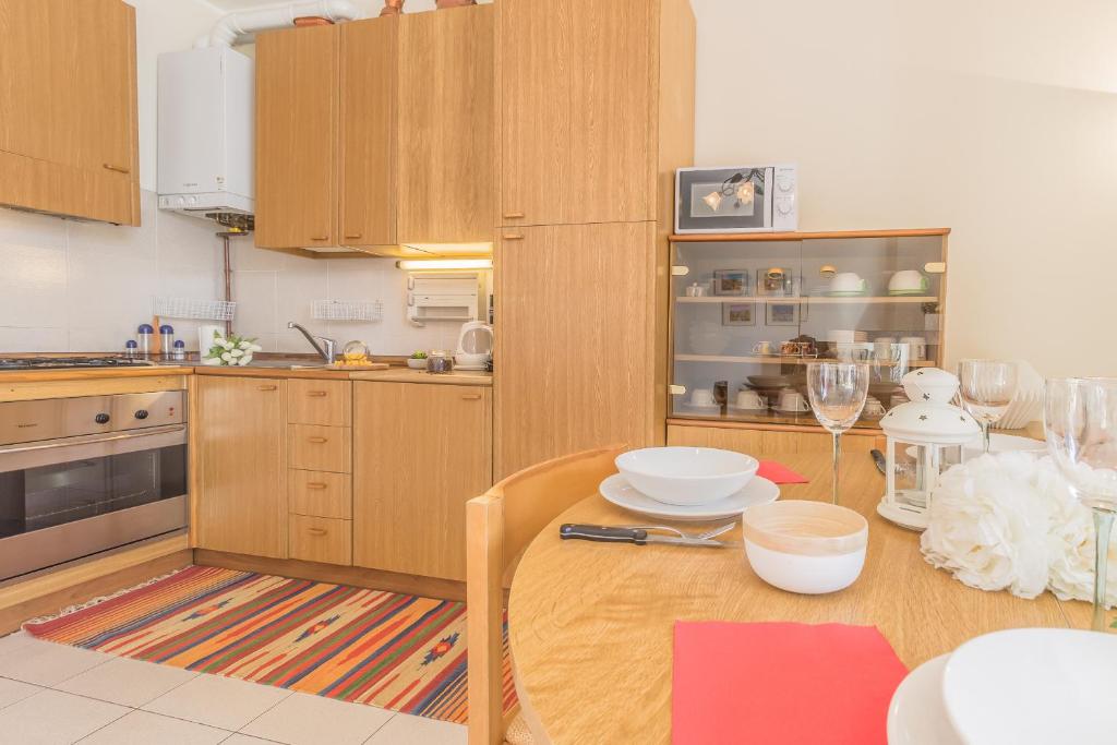 A kitchen or kitchenette at Patrizia's House Varenna