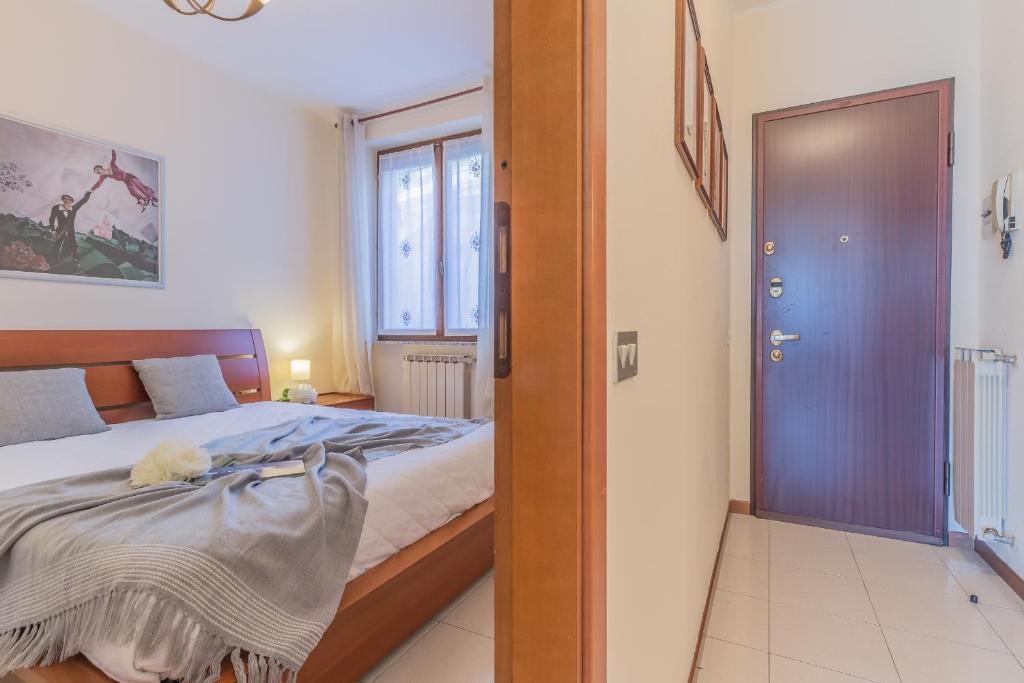 A bed or beds in a room at Patrizia's House Varenna