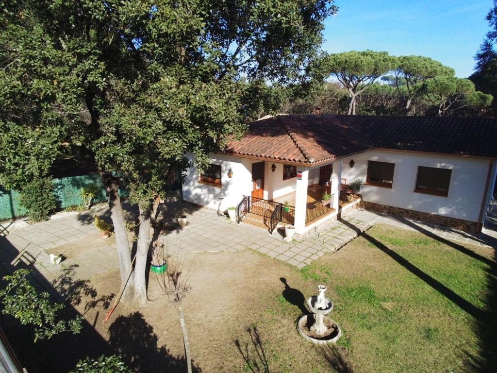 eine Luftansicht eines Hauses mit Garten in der Unterkunft Casa en Parque Natural del Montseny. in Santa María de Palautordera