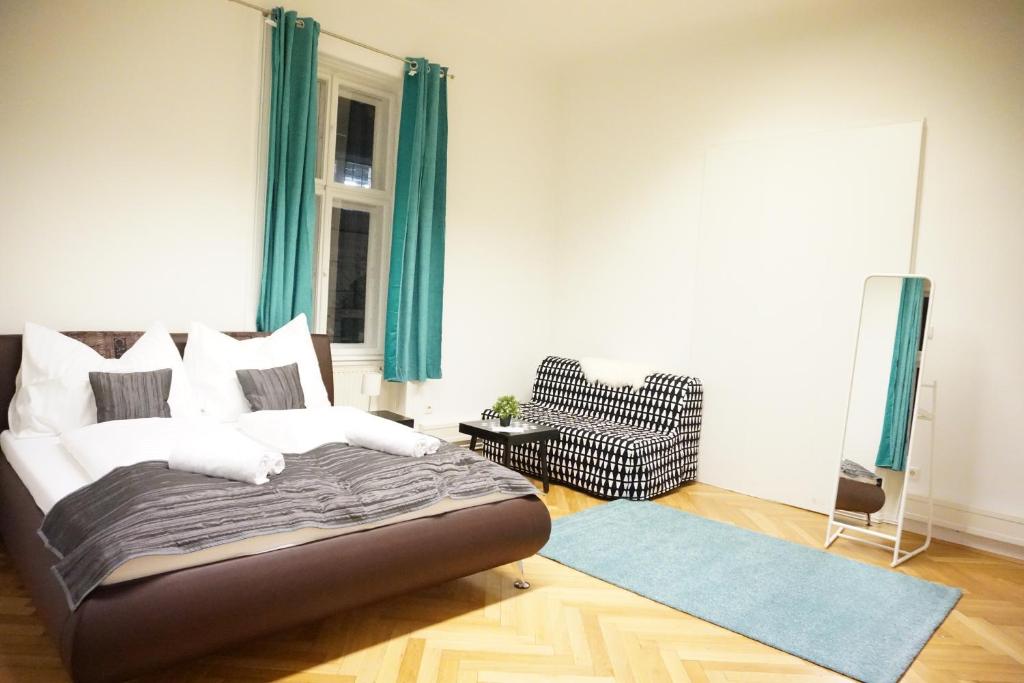 Schlafzimmer mit einem Bett mit grünen Vorhängen und einem Spiegel in der Unterkunft Urban City Apartment - Contactless Check-In in Wien