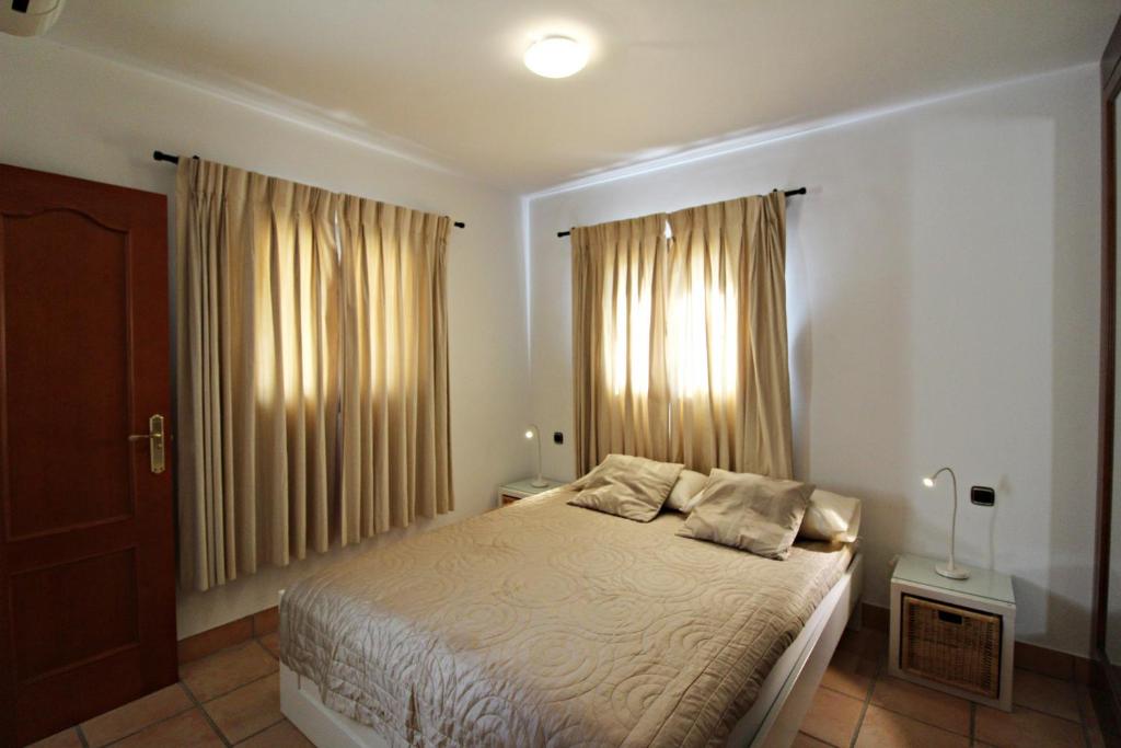 A bed or beds in a room at Harbour Lights IV